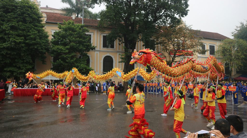 東港迎王平安祭典熱鬧非凡，卻因衝突事件引發關注